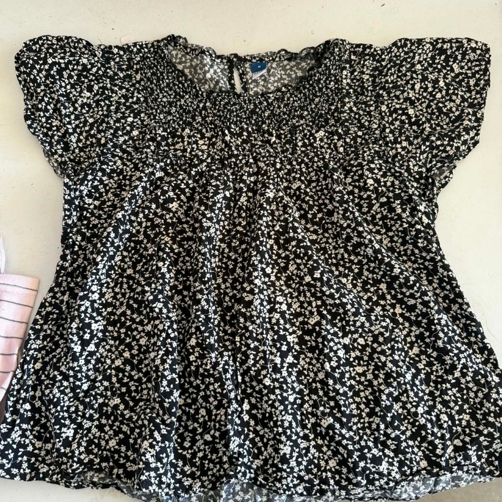 Old Navy Black and White Floral Short-Sleeve Smocked Top